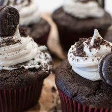 Load image into Gallery viewer, Vegan Cookies &amp; Cream Cupcake
