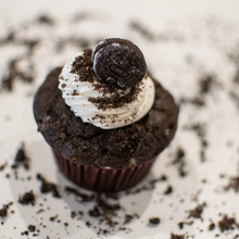 Load image into Gallery viewer, Vegan Cookies &amp; Cream Cupcake
